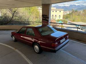 Image 15/50 of Mercedes-Benz E 200 (1993)