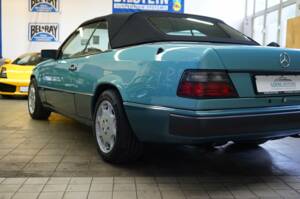 Afbeelding 13/50 van Mercedes-Benz 300 CE-24 (1993)