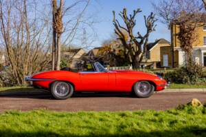 Image 13/50 de Jaguar E-Type (1969)