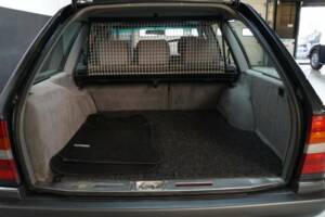 Bild 17/50 von Mercedes-Benz E 280 T (1994)