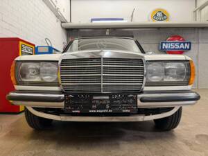 Image 3/18 of Mercedes-Benz 200 (1983)