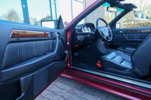 Immagine 36/50 di Mercedes-Benz 300 CE-24 3.4 AMG (1993)