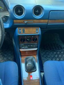 Immagine 27/38 di Mercedes-Benz 230 CE (1983)