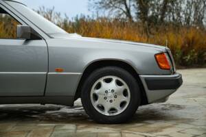 Imagen 18/50 de Mercedes-Benz 200 TE (1992)