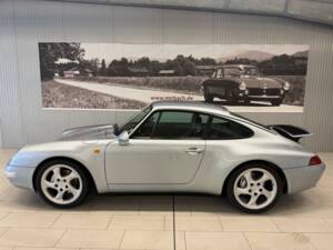 Imagen 2/19 de Porsche 911 Carrera 4 (1995)