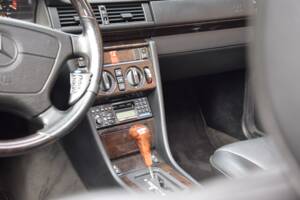 Image 13/15 of Mercedes-Benz E 200 (1997)