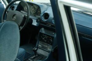 Bild 35/50 von Mercedes-Benz 230 (1977)