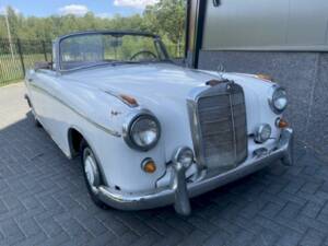 Afbeelding 3/36 van Mercedes-Benz 220 SE Cabriolet (1960)