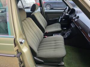 Image 68/73 of Mercedes-Benz 230 E (1985)