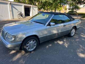 Obraz 29/61 pojazdu Mercedes-Benz E 220 (1996)