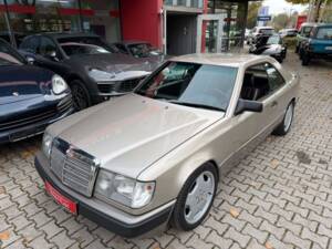 Bild 2/21 von Mercedes-Benz 300 CE (1988)