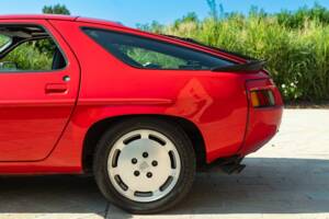 Image 27/50 of Porsche 928 S (1984)