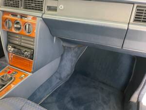 Image 13/57 of Mercedes-Benz 190 D 2.5 (1992)