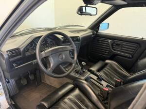 Immagine 24/50 di BMW 325i Touring (1992)