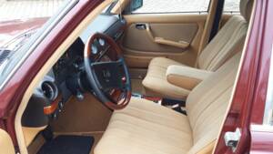Image 7/8 of Mercedes-Benz 230 E (1983)