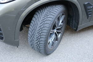 Bild 8/9 von BMW X5 xDrive50e (2023)