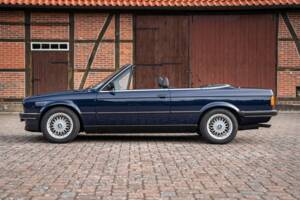 Image 13/99 of BMW 320i (1989)