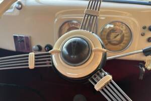 Image 13/26 de Ford V8 Deluxe Club Cabriolet (1937)