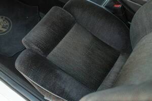 Obraz 38/50 pojazdu Alfa Romeo 75 2.0 Twin Spark (1989)
