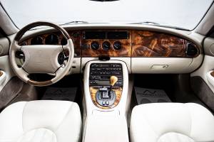 Image 12/37 of Jaguar XKR (1998)