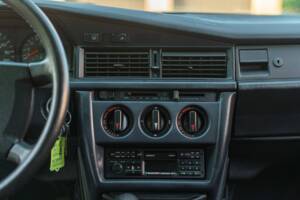Afbeelding 33/44 van Mercedes-Benz 190 E (1987)