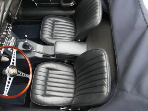 Image 10/37 of Jaguar E-Type 4.2 (1966)