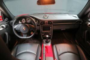 Image 17/50 of Porsche 911 Carrera 4S (2011)