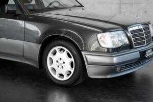 Bild 23/50 von Mercedes-Benz E 500 (1993)