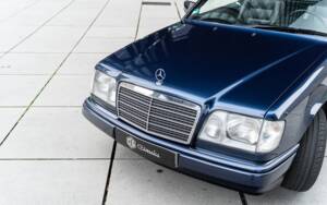 Image 15/45 of Mercedes-Benz E 220 (1995)