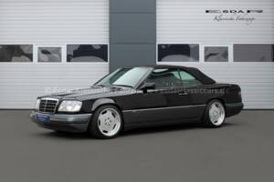 Image 1/33 of Mercedes-Benz E 200 (1994)