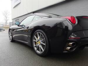 Image 25/99 of Ferrari California (2010)