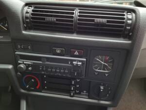 Bild 17/24 von BMW 318i (1989)