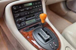 Image 32/40 de Jaguar XKR (1998)