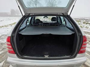 Bild 12/39 von Mercedes-Benz C 180 Kompressor T (2002)