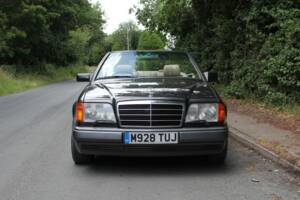 Image 2/22 of Mercedes-Benz E 320 (1994)