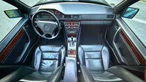 Image 14/24 of Mercedes-Benz E 320 T (1996)