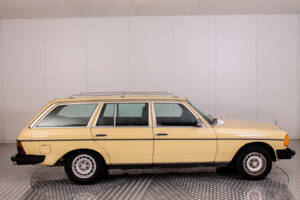 Image 13/33 de Mercedes-Benz 300 TD (1979)