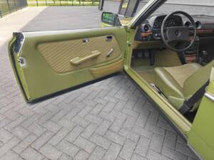 Immagine 26/50 di Mercedes-Benz 230 CE (1982)