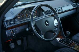 Image 23/50 of Mercedes-Benz 200 E (1992)