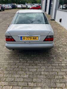 Image 6/10 de Mercedes-Benz E 220 (1995)