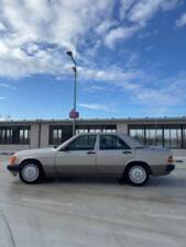 Immagine 8/39 di Mercedes-Benz 190 E 2.6 (1990)