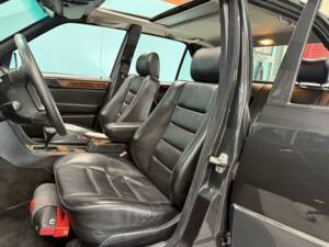 Immagine 18/36 di Mercedes-Benz 500 E (1991)