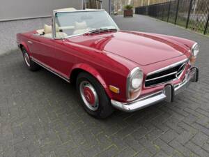 Image 13/50 of Mercedes-Benz 280 SL (1971)