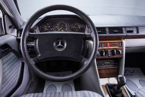 Image 25/40 of Mercedes-Benz 300 TE (1991)