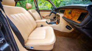 Image 38/42 of Daimler Double Six (1989)