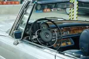 Image 18/50 of Mercedes-Benz 280 SE 3,5 (1970)