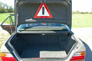 Image 30/34 of Mercedes-Benz 230 E (1992)