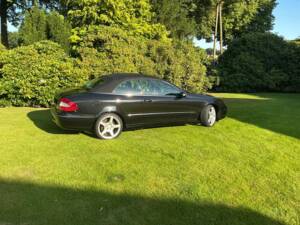 Immagine 4/41 di Mercedes-Benz CLK 320 (2003)
