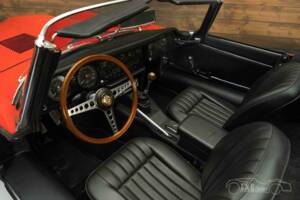 Image 2/19 de Jaguar E-Type (1969)