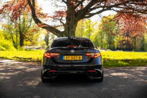 Image 4/24 de Alfa Romeo Giulia Quadrifoglio (2018)